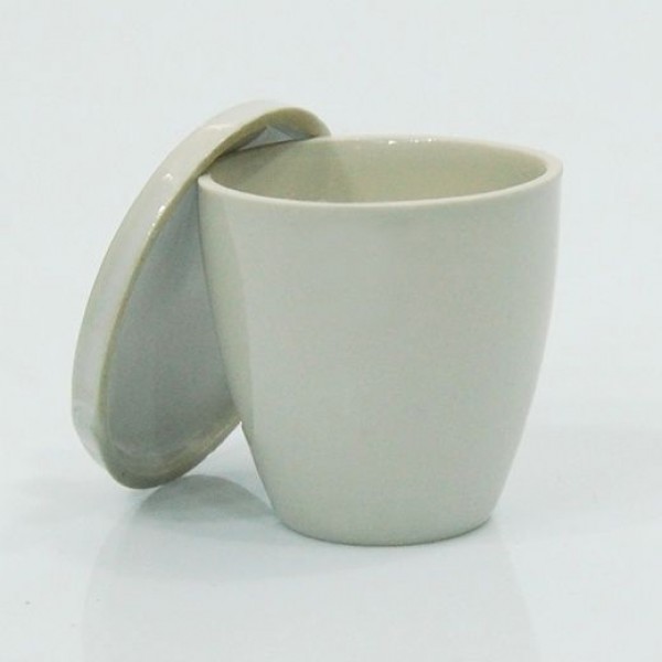 Porselen kroze, çap:4 cm, yükseklik: 4,7 cm